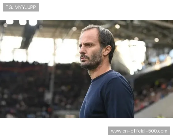 吉拉迪诺场边凝神,保级战压力下的教练缩影